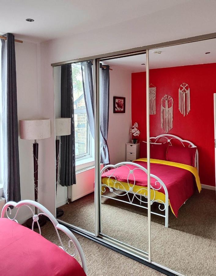Double Room Lgbt Лондон Экстерьер фото