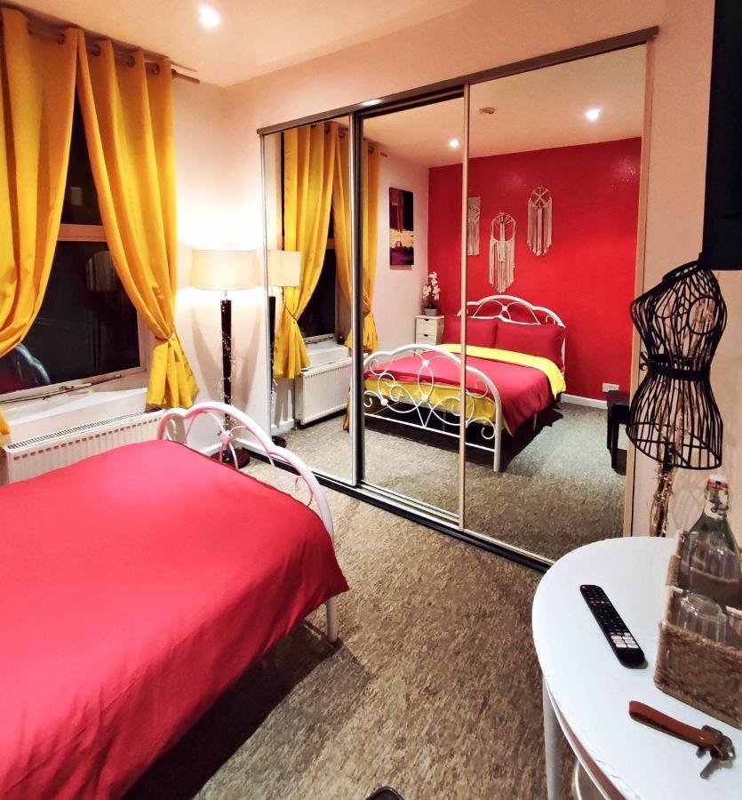 Double Room Lgbt Лондон Экстерьер фото