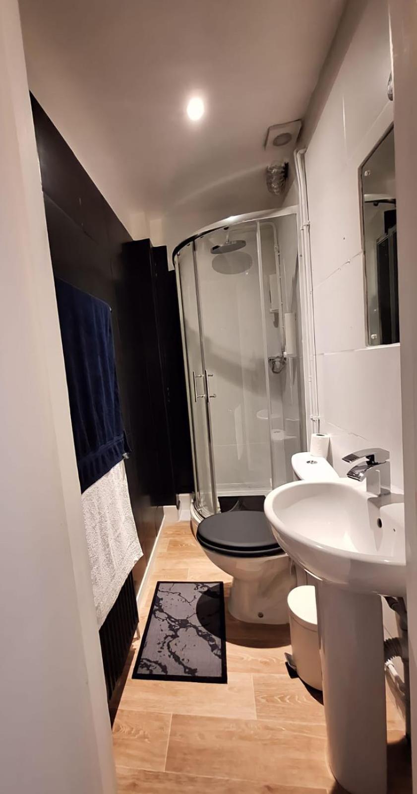 Double Room Lgbt Лондон Экстерьер фото